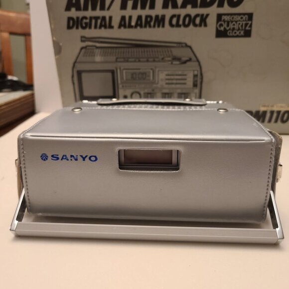 Vintage Sanyo TPM1000 Portable Mini TV & AM-FM Radio Receiver - Picture 8 of 10